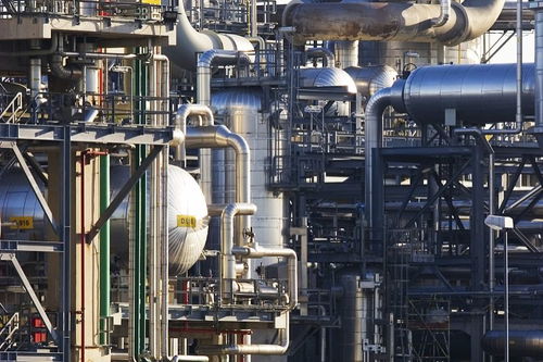 上半年化工原料生产超额完成计划，材料科学研究助力产能提升